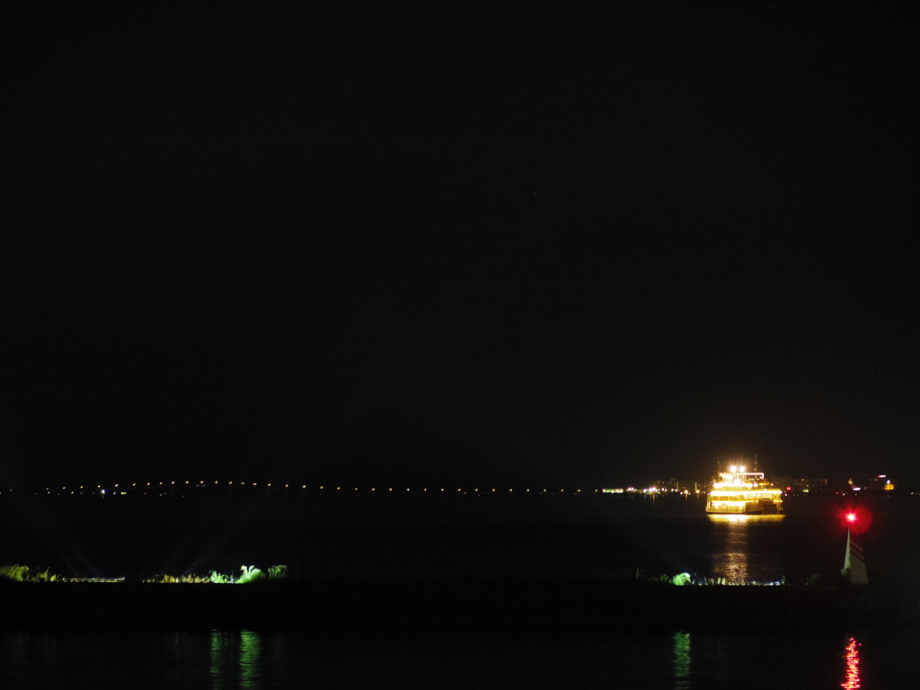 夜の湖(うみ)