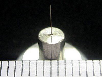 φ4の丸棒からφ0.1のピン（長さ5mm）削り出し@金属ガラス