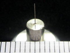 φ4の丸棒からφ0.1のピン（長さ5mm）削り出し@金属ガラス
