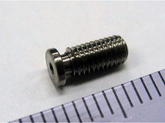 金属ガラスで小型の雄ねじを作ってみました！