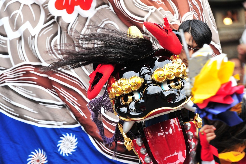 The autumn when a lion dances