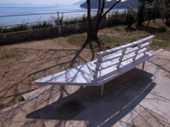 真っ白なベンチ