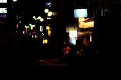 静かな夜の小さな賑やか