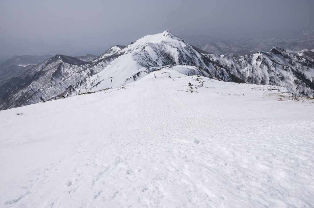 春の山