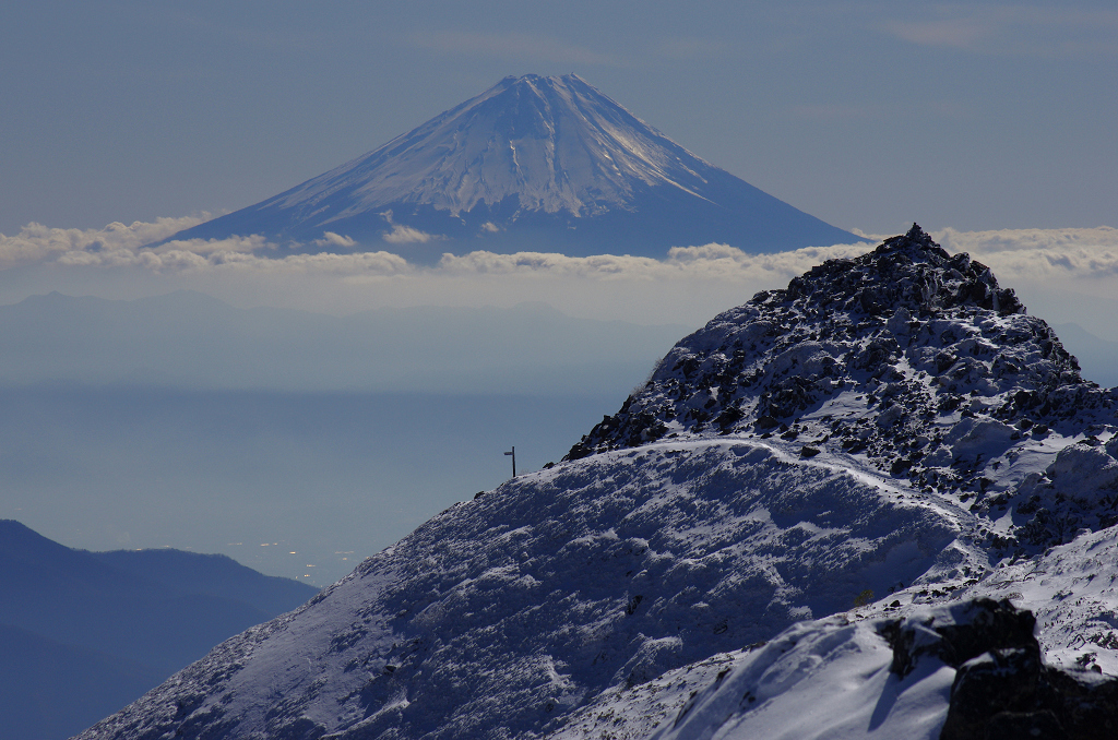 仰ぎ見る山