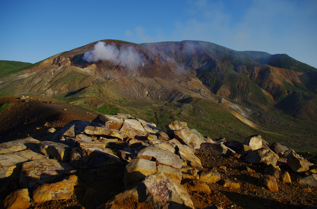 吾妻小富士から一切経山を望む