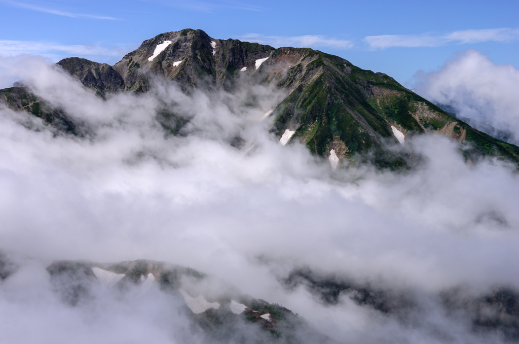 雲を越えて