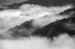 雲を湛えて