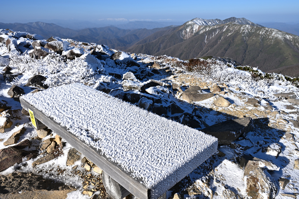 絶景だけど座りたくないベンチ
