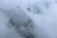 雲纏う岩峰