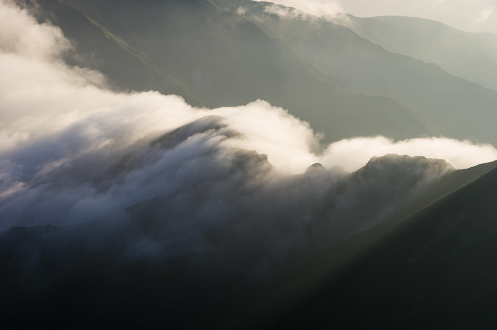 雲巻く山稜