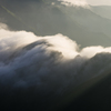 雲巻く山稜