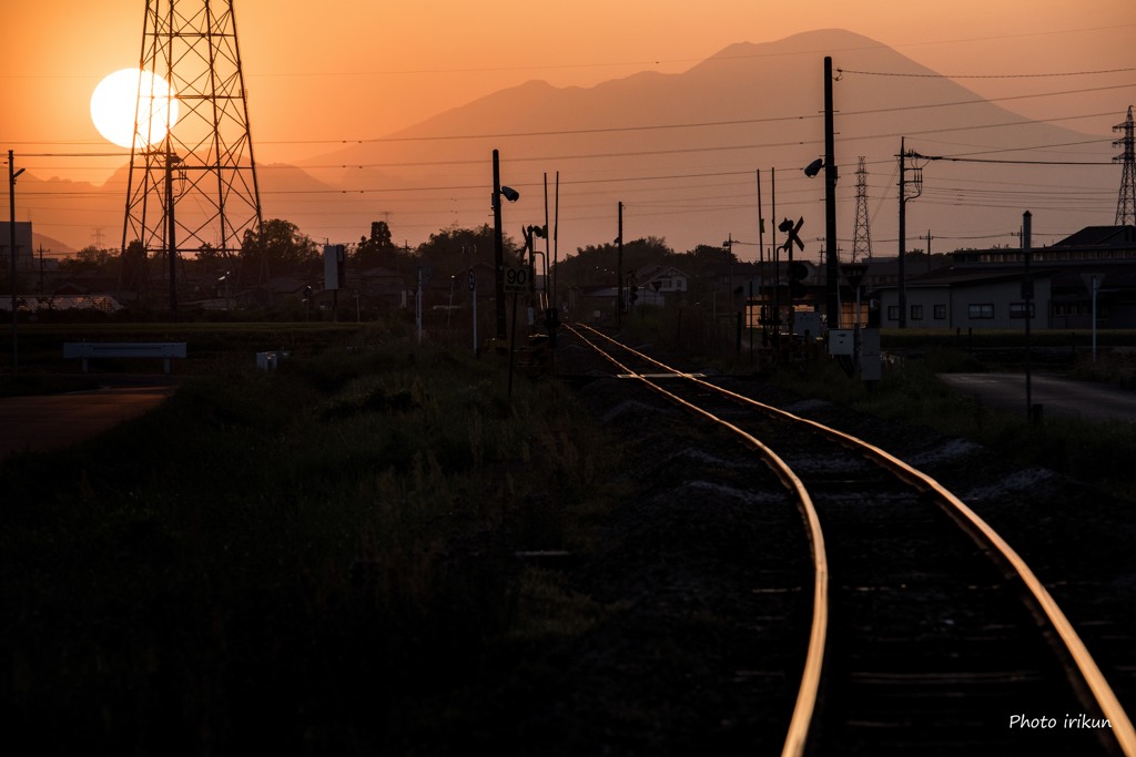 鉄塔に沈む夕陽