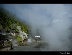 湯けむり煙る町