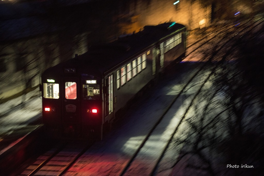 神戸駅を出発するイルミネーション号