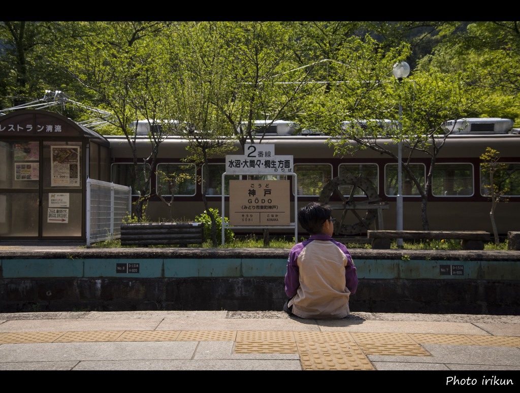 電車を待つ少年