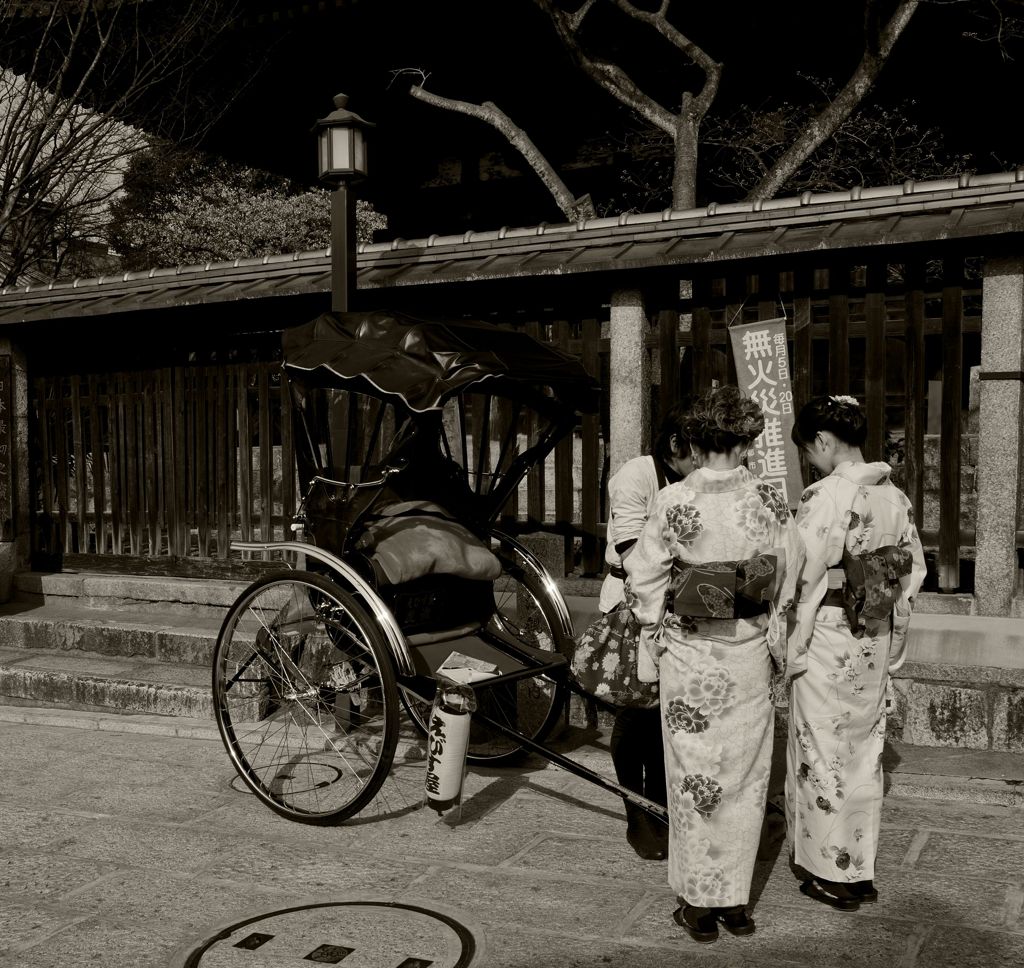 京都観光５　八坂の塔　乗車説明を聴く女性