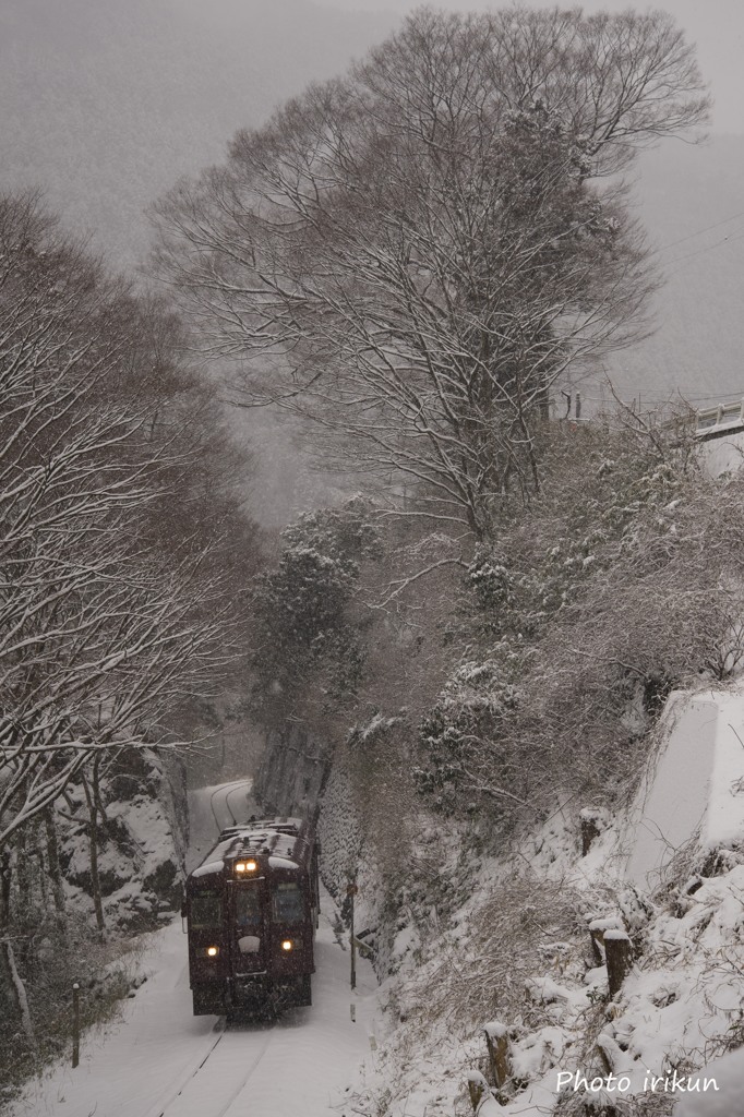 雪の渓谷