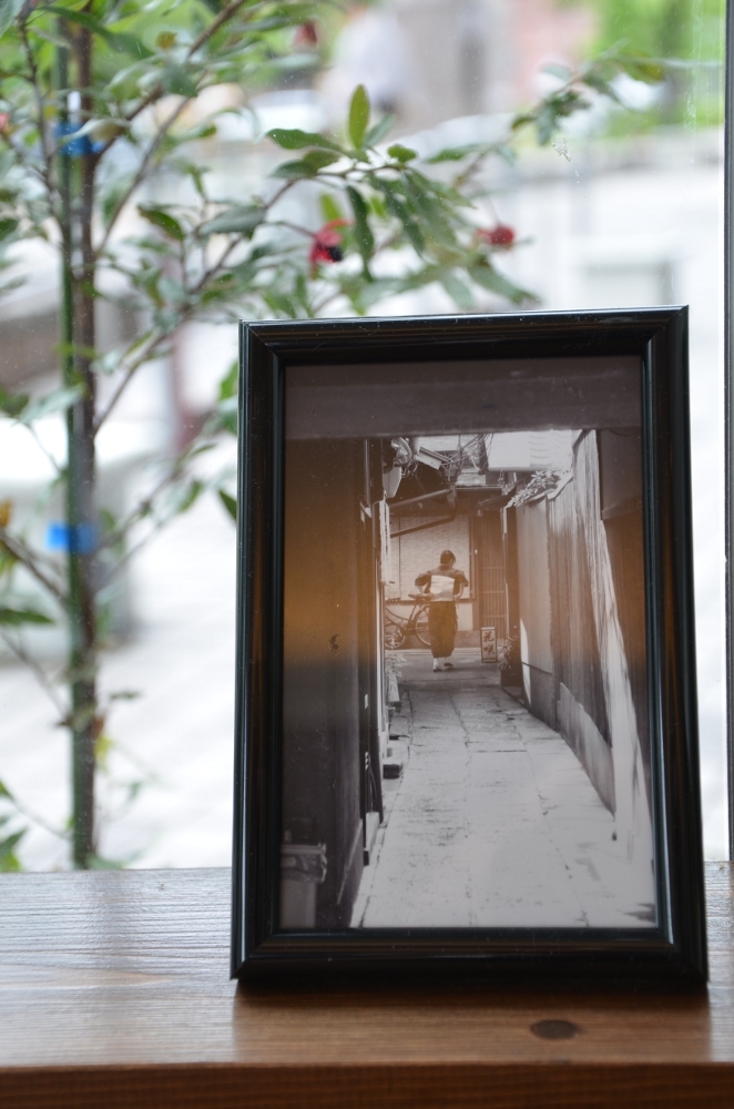 写真の奥に