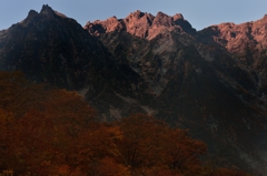 朝日を浴びる谷川岳