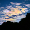 八峰に浮かぶ彩雲