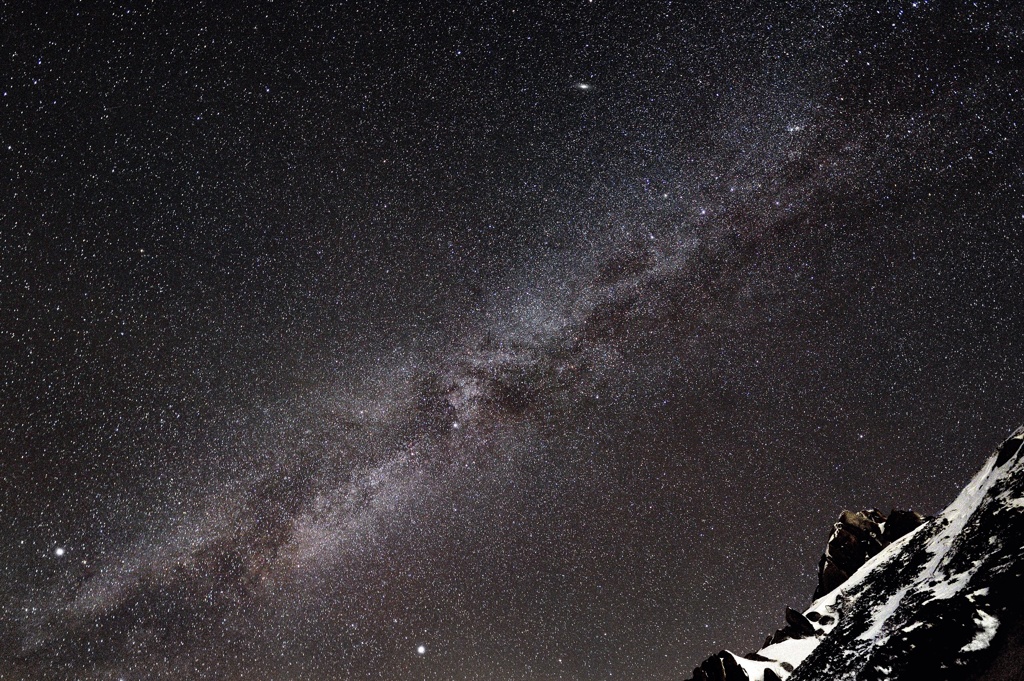 見上げる星と燕岳