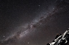 見上げる星と燕岳