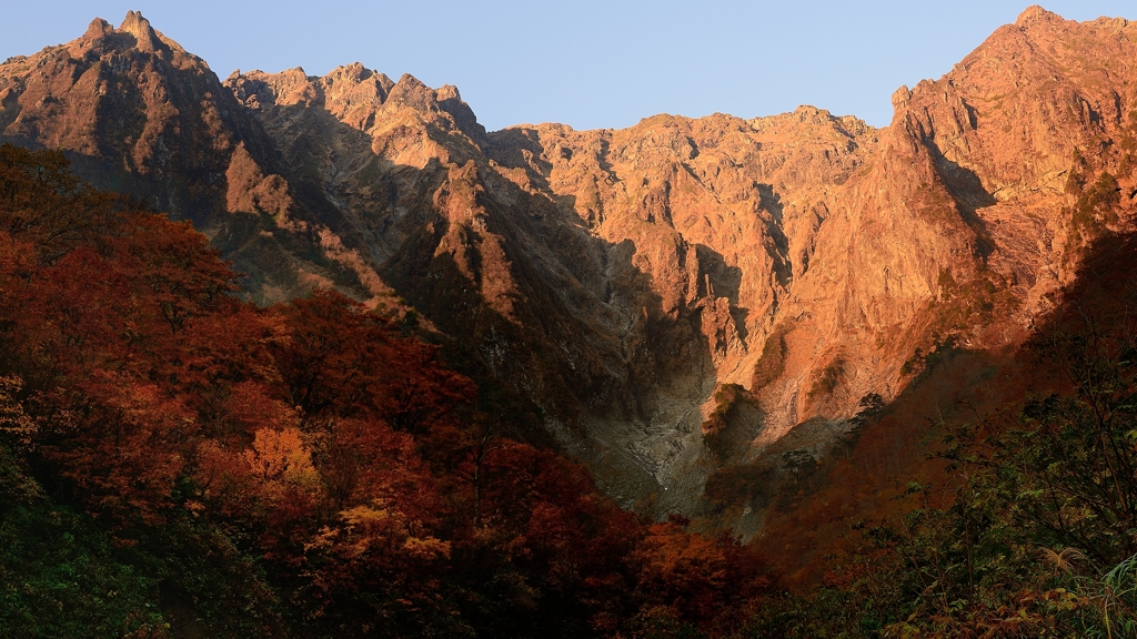 紅の谷川岳