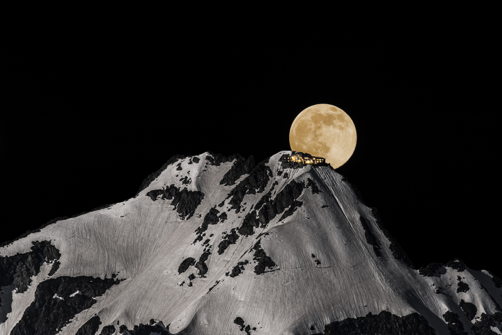 月夜の北穂高岳山荘