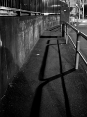 夜、歩道の影
