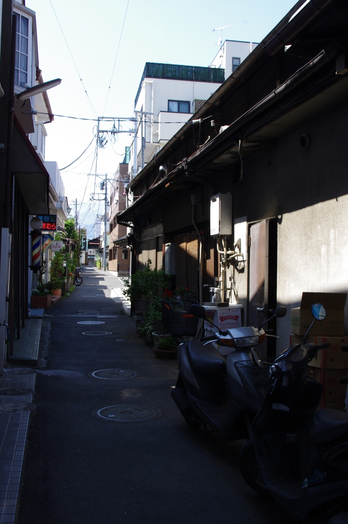 路地裏。