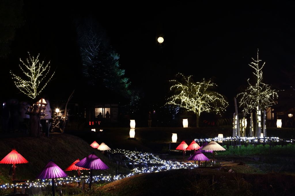 光る川の村