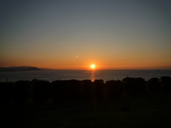 日の出だよ　夕日じゃないよ　日の出だよ