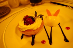 イースターウサギのエッグチーズケーキとベリータルト