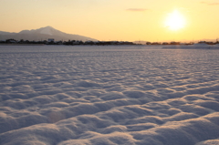 雪原の朝日