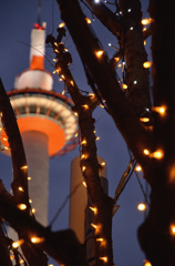 クリスマスの電飾が残る京都タワー
