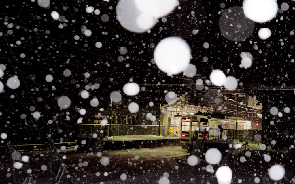 始発の雪