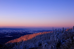 夕日に染まる冬の峰