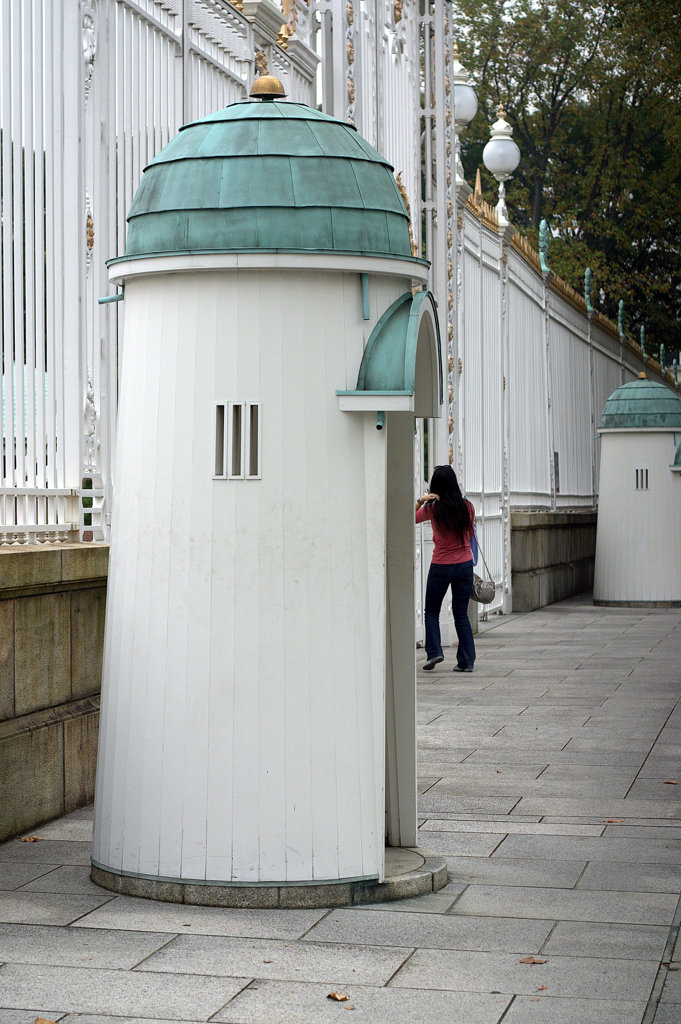 迎賓館前の警備ボックス