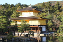 目にまばゆい金閣寺