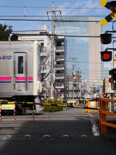 東芝エレベータータワーと京王線