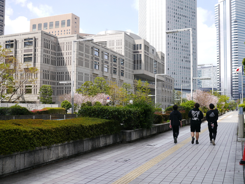 新宿西口ビル群と歩道デッキ
