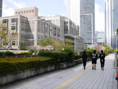 新宿西口ビル群と歩道デッキ