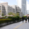 新宿西口ビル群と歩道デッキ
