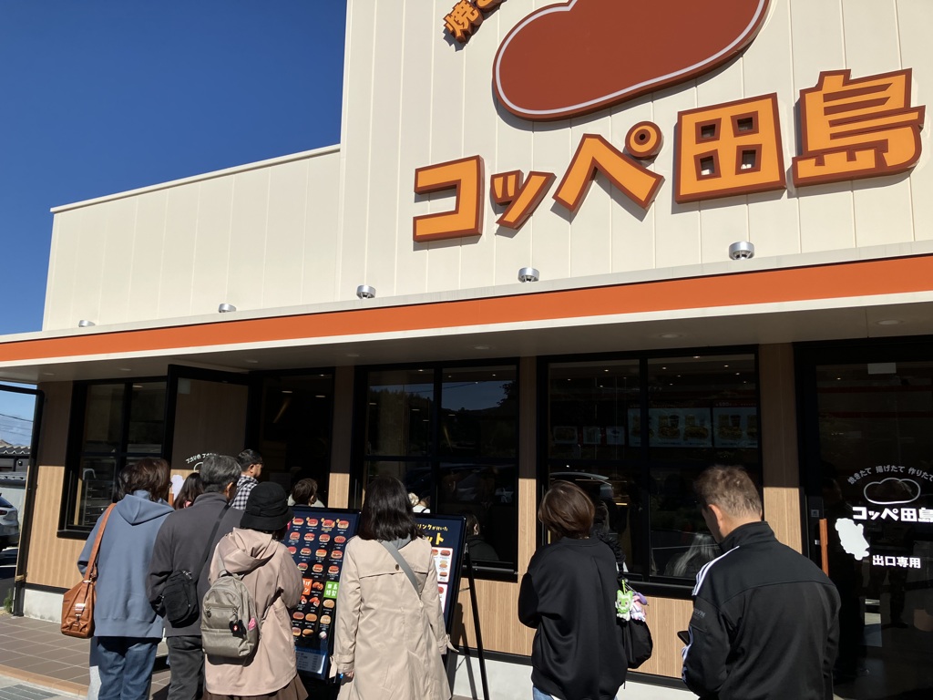 晴天のパン屋行列