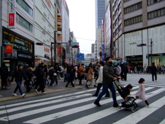 池袋東口スクランブル