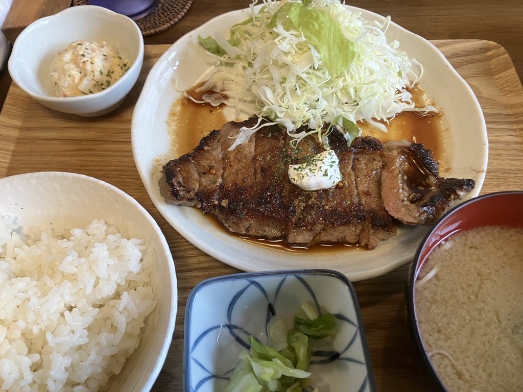 多摩霊園のサーロインステーキ定食