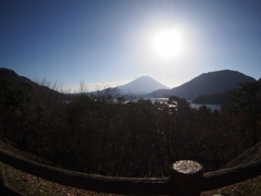 逆光からの本栖湖と富士山