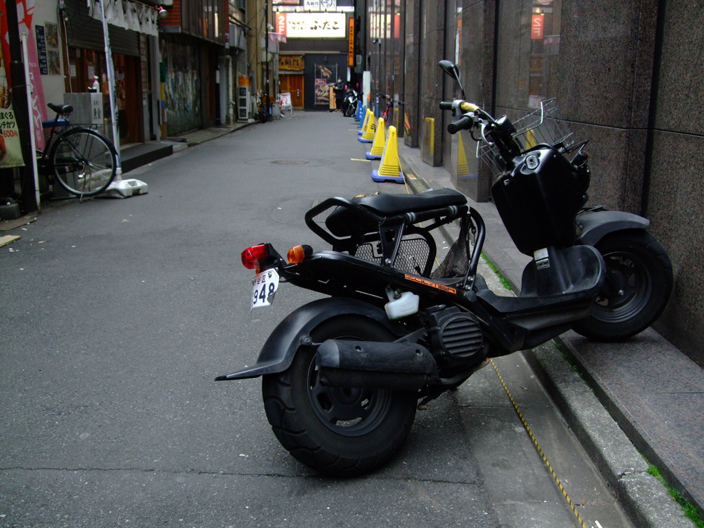 新宿電気街裏のバイク