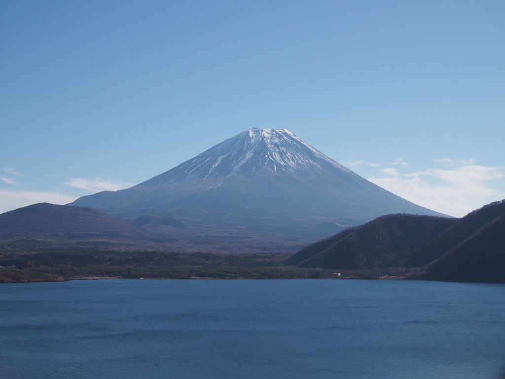 本栖湖から見る富士山